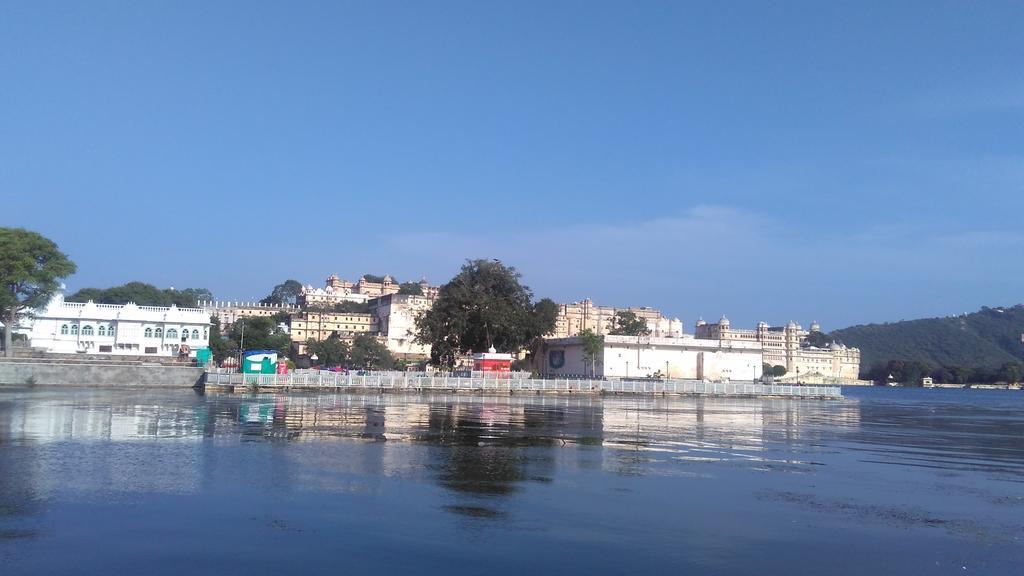 Lake Face Hotel Udaipur Exterior photo