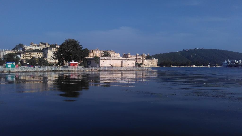 Lake Face Hotel Udaipur Exterior photo